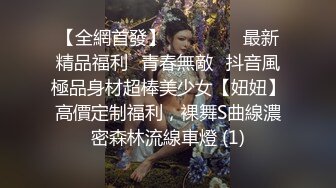 妈妈和儿子的故事，年纪这么大跟小鲜肉激情啪啪，口交大鸡巴被小哥玩着奶子爆草老骚逼，压在床上激情抽插