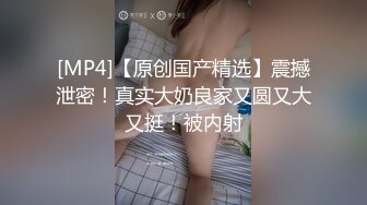 兩苗條嫩妹洗完澡換上黑絲，先猛操姐姐射一次。